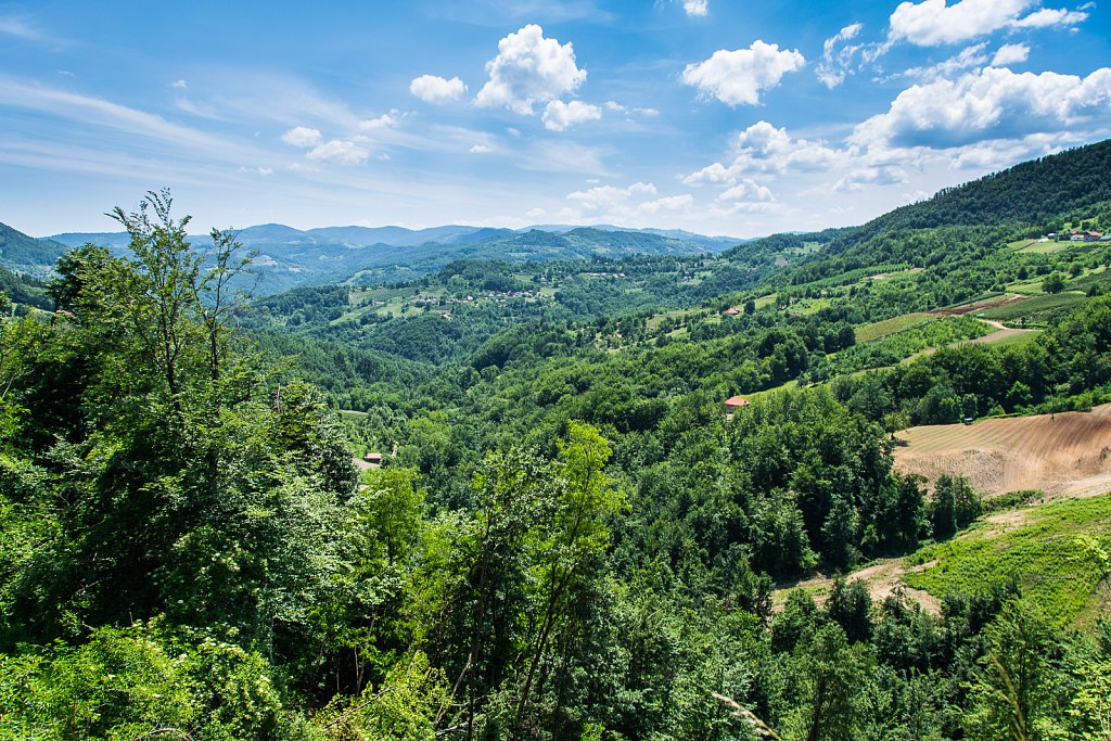Blick zum Horizont an einem Sommertag vom Berg Shuluburić, Lisa