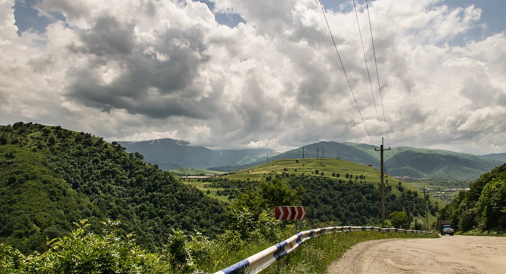 Die Straße nach Wanadsor (armenisch Վանաձոր)