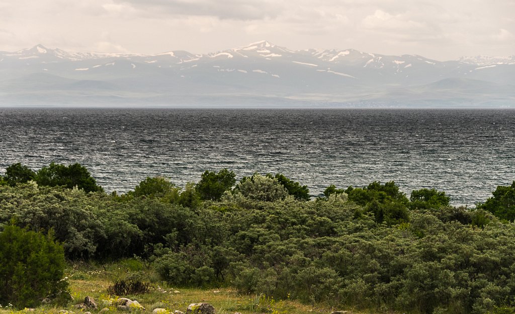 Den Sevan-See umrundet