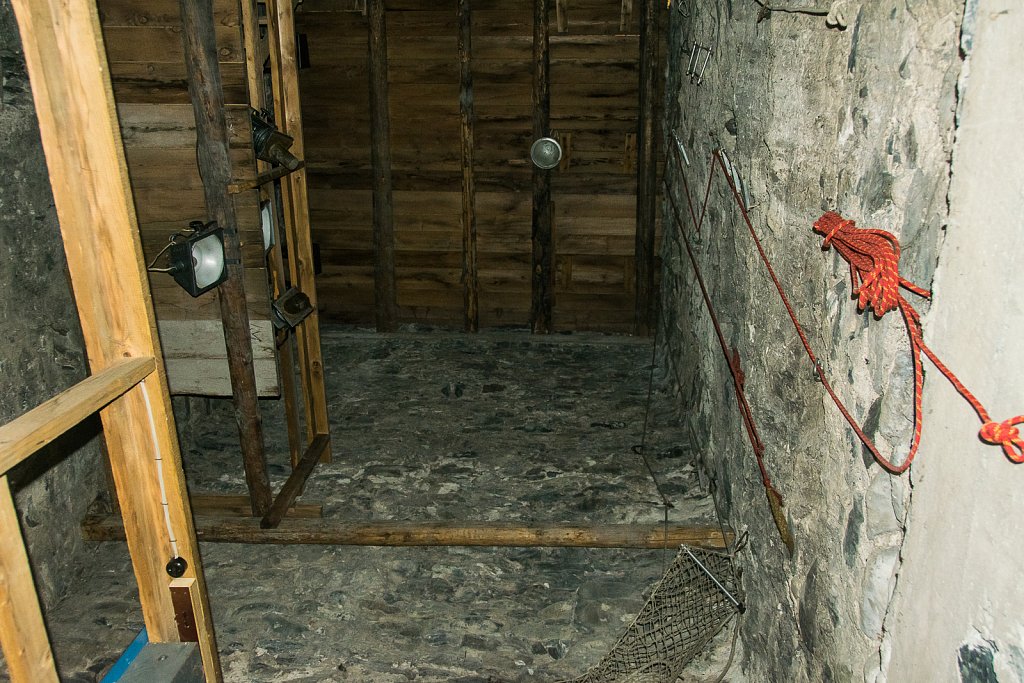 Im Turm sind die alpnistischen Werkzeuge Khergianis installiert
