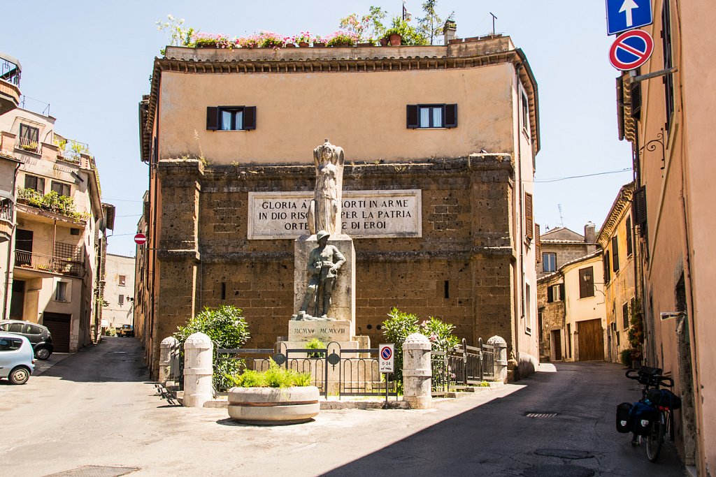 Kriegerdenkmal auf italienisch in Orte